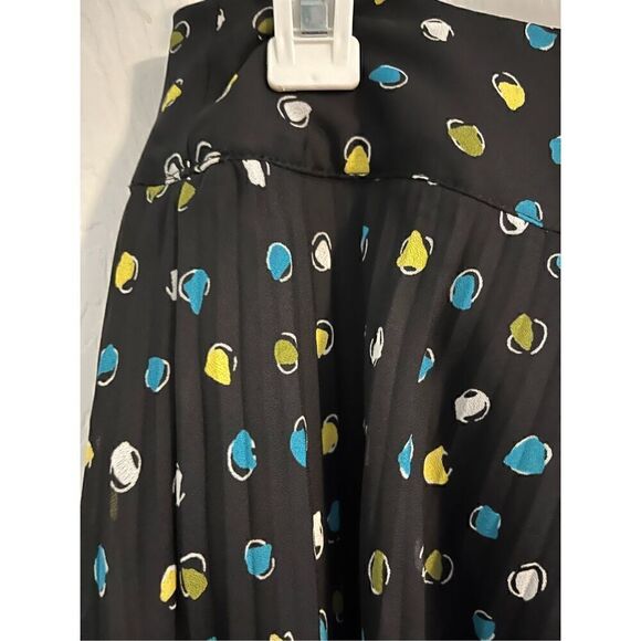 East 5th Black Flowy Side Zip Skirt. Size 6 - Picture 4 of 6